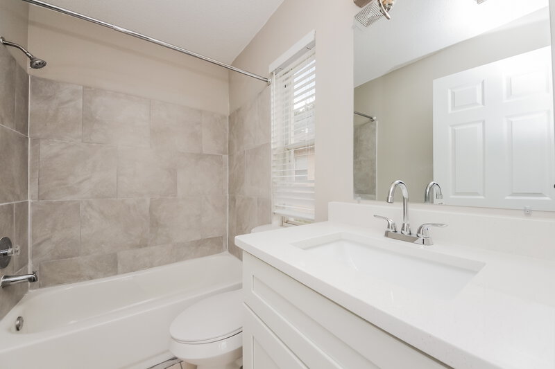 2,340/Mo, 2872 Woodruff Dr Orlando, FL 32837 Main Bathroom View