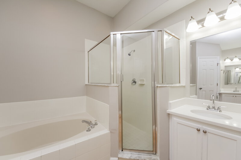 2,870/Mo, 810 Adour Dr Kissimmee, FL 34759 Main Bathroom View