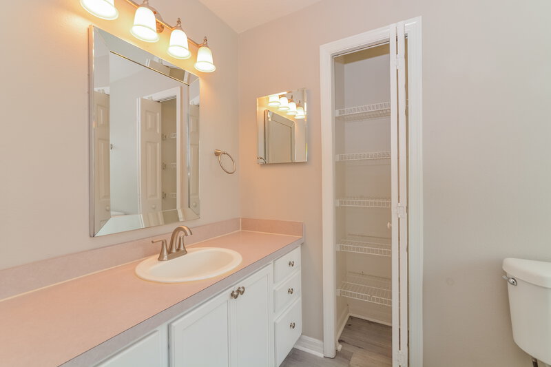 2,105/Mo, 1853 Wimbledon St Kissimmee, FL 34743 Main Bathroom View