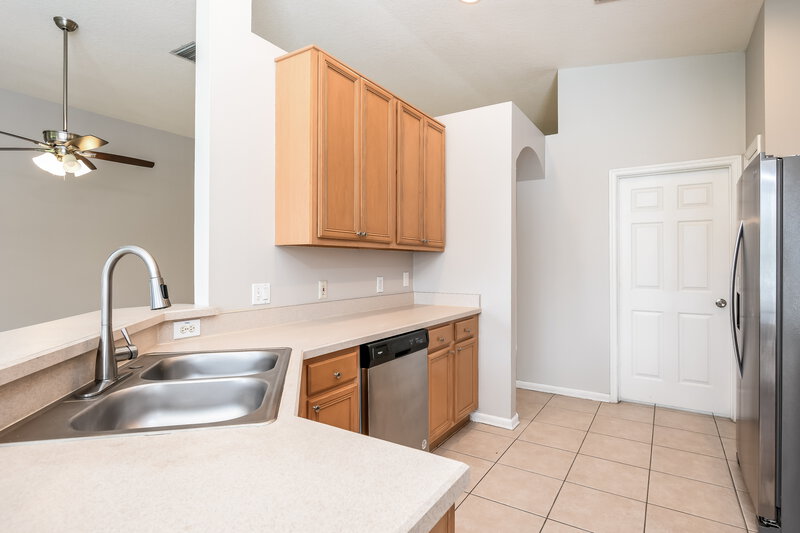 2,450/Mo, 3217 Stonehurst Cir Kissimmee, FL 34741 Kitchen View