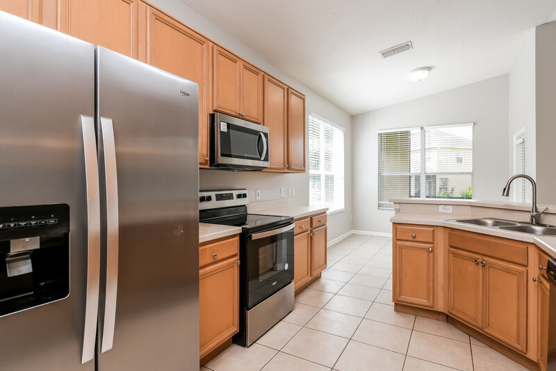 2,450/Mo, 3217 Stonehurst Cir Kissimmee, FL 34741 Kitchen View 2