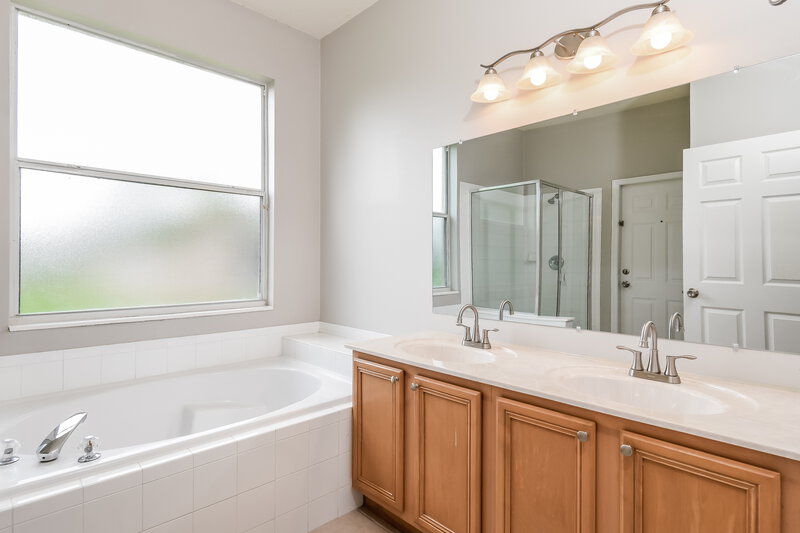 2,450/Mo, 3217 Stonehurst Cir Kissimmee, FL 34741 Main Bathroom View