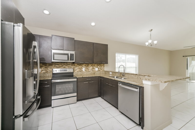 2,150/Mo, 4602 Caverns Dr Kissimmee, FL 34758 Kitchen View