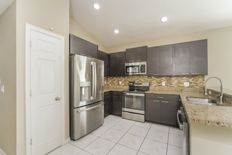 2,150/Mo, 4602 Caverns Dr Kissimmee, FL 34758 Kitchen View 2