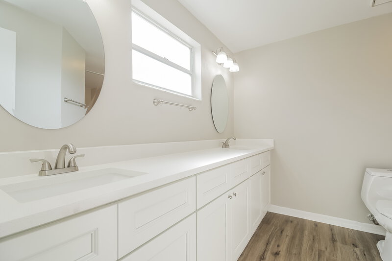 2,225/Mo, 5567 Elizabeth Rose Sq Orlando, FL 32810 Main Bathroom View