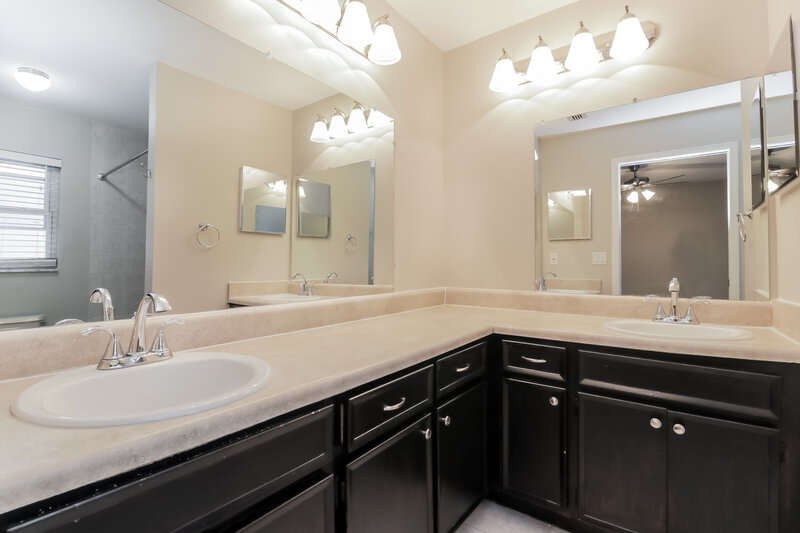 2,060/Mo, 14074 Ithaca Way Orlando, FL 32826 Main Bathroom View