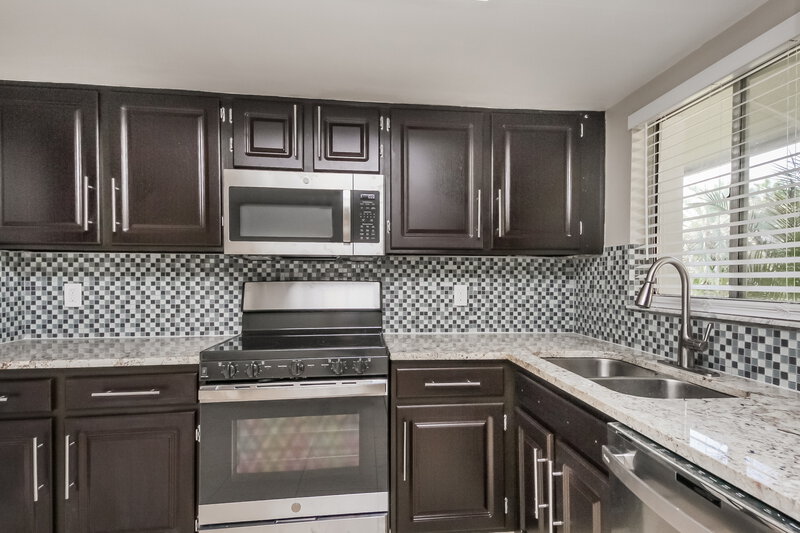 2,340/Mo, 10535 Larson Ct Orlando, FL 32821 Kitchen View 2