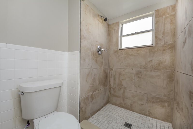 2,340/Mo, 10535 Larson Ct Orlando, FL 32821 Main Bathroom View
