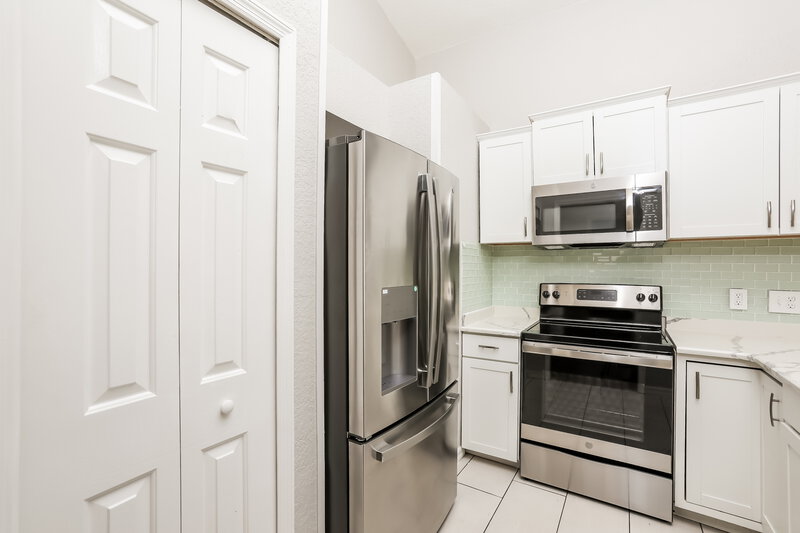 2,045/Mo, 107 W Cleveland St Apopka, FL 32703 Kitchen View