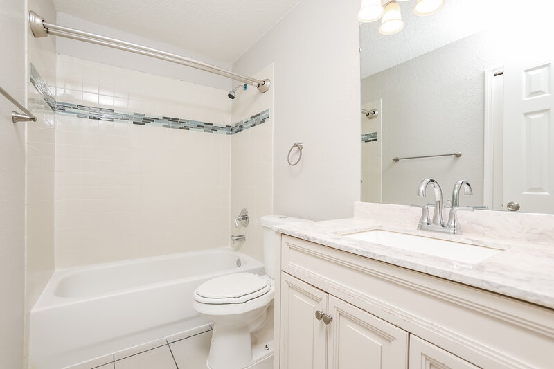 2,045/Mo, 107 W Cleveland St Apopka, FL 32703 Main Bathroom View