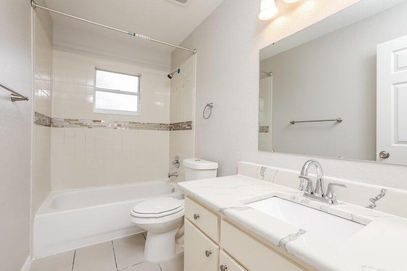 2,045/Mo, 107 W Cleveland St Apopka, FL 32703 Bathroom View