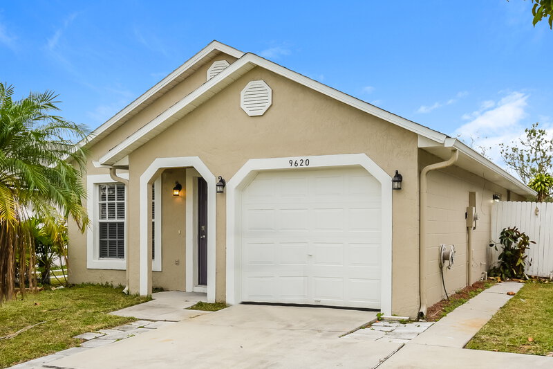 2,170/Mo, 9620 Hollyhill Dr Orlando, FL 32824 Front View