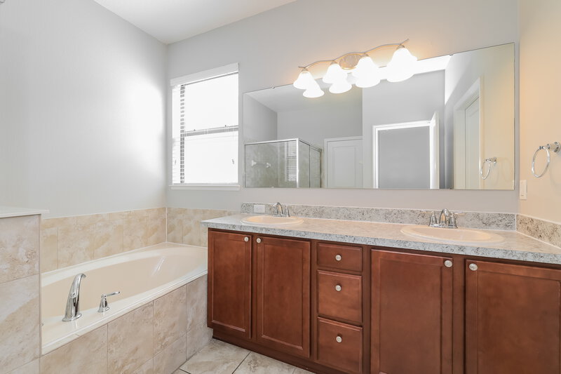 2,185/Mo, 3108 Brinwood Dr Kissimmee, FL 34758 Main Bathroom View