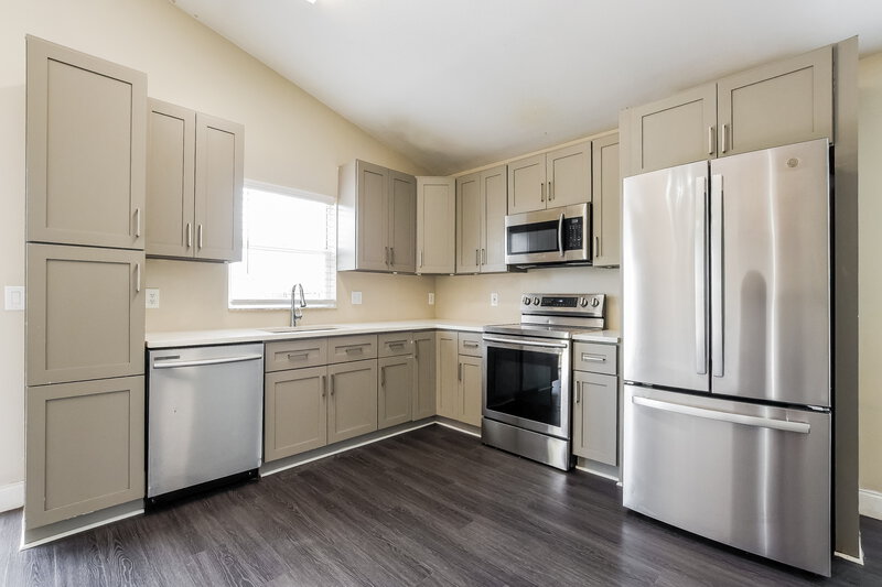 2,350/Mo, 8420 Fort Clinch Ave Orlando, FL 32822 Kitchen View 2