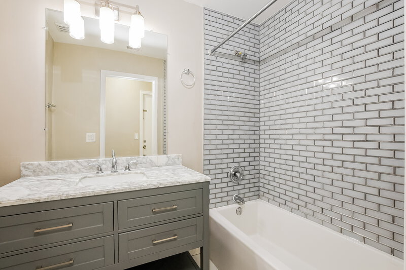 2,350/Mo, 8420 Fort Clinch Ave Orlando, FL 32822 Bathroom View 2