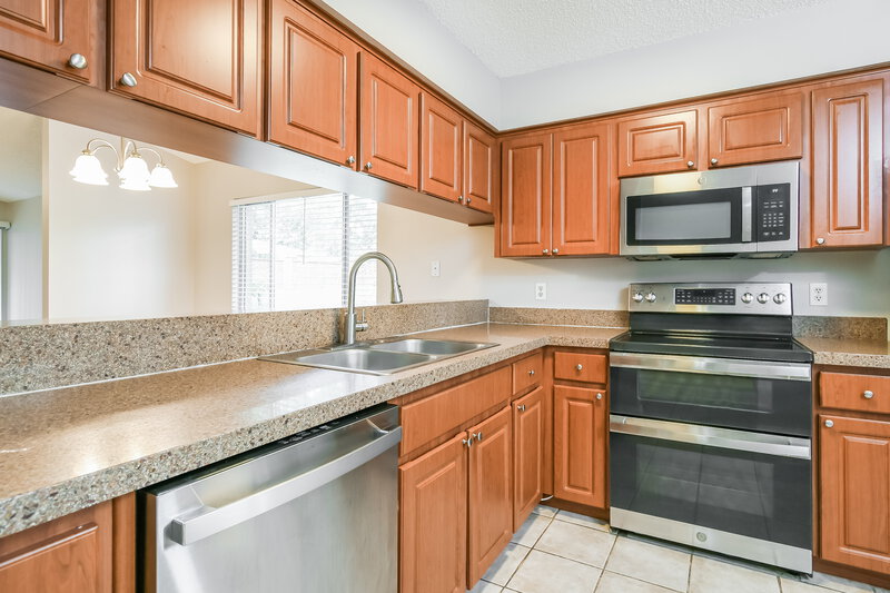 2,195/Mo, 810 Grand Cayman Ct Orlando, FL 32835 Kitchen View 2