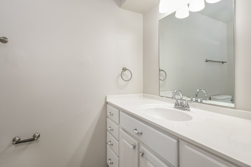 2,195/Mo, 810 Grand Cayman Ct Orlando, FL 32835 Main Bathroom View