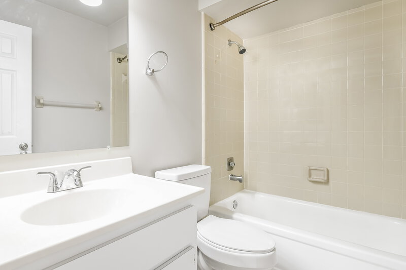 2,195/Mo, 810 Grand Cayman Ct Orlando, FL 32835 Bathroom View