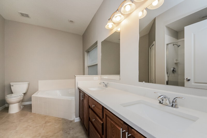 2,400/Mo, 1208 Longville Cir Tavares, FL 32778 Main Bathroom View