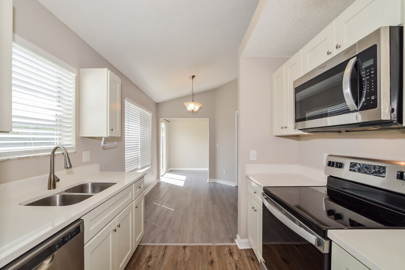 1,995/Mo, 10412 Glassborough Dr Orlando, FL 32825 Kitchen View 2