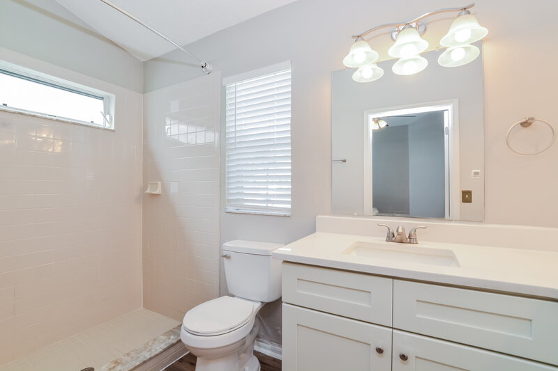 1,995/Mo, 10412 Glassborough Dr Orlando, FL 32825 Main Bathroom View