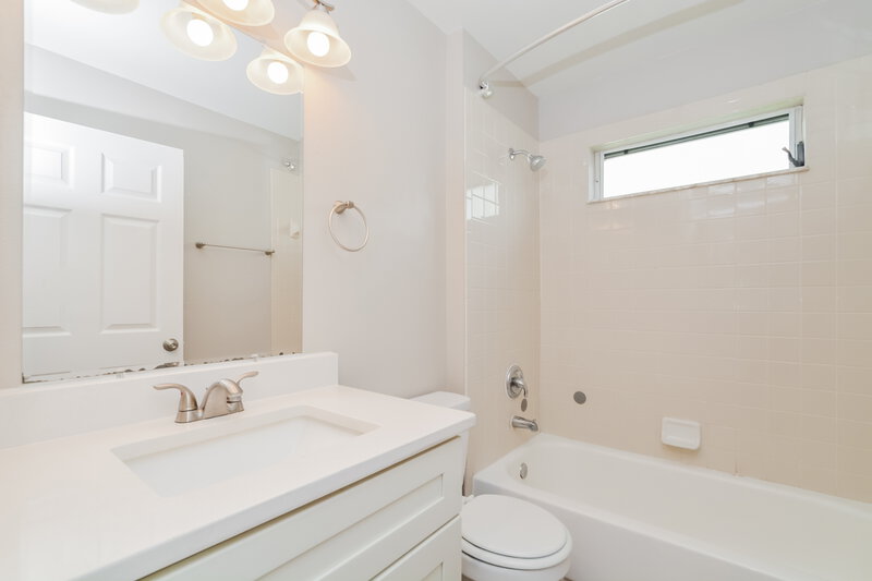 1,995/Mo, 10412 Glassborough Dr Orlando, FL 32825 Bathroom View