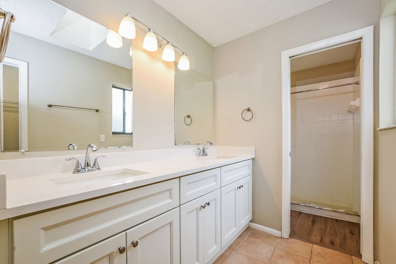2,295/Mo, 13133 Boulder Woods Cir Orlando, FL 32824 Main Bathroom View