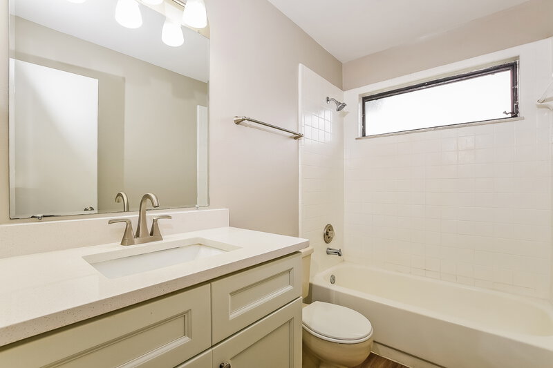 2,295/Mo, 13133 Boulder Woods Cir Orlando, FL 32824 Bathroom View