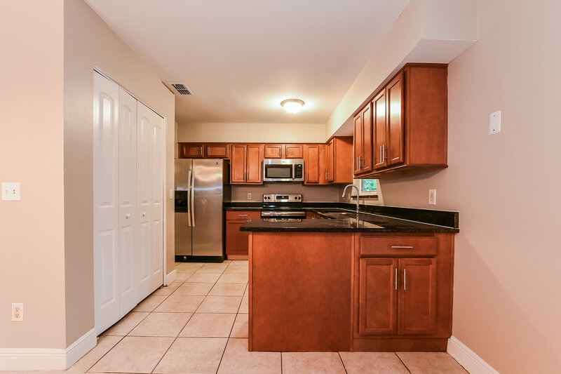 1,835/Mo, 647 Redwood Dr Winter Springs, FL 32708 Kitchen View 2