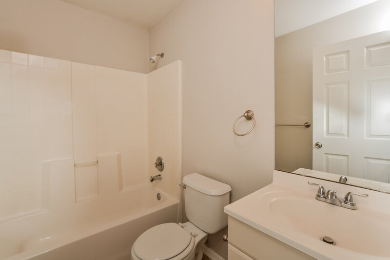 2,080/Mo, 2140 6th Ave DeLand, FL 32724 Main Bathroom View