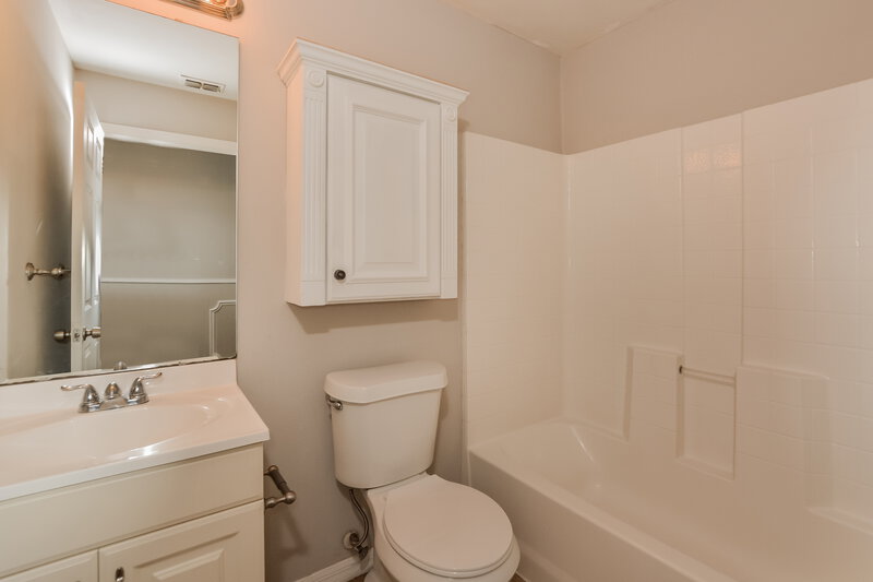 2,080/Mo, 2140 6th Ave DeLand, FL 32724 Bathroom View