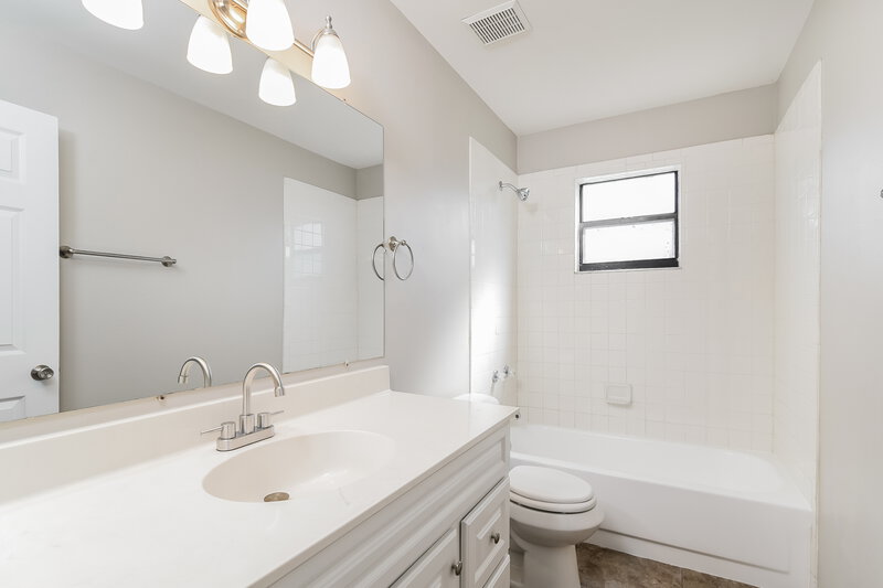 2,570/Mo, 1556 Monticello St Deltona, FL 32725 Bathroom View