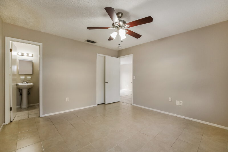 1,870/Mo, 542 Salerno Dr Deltona, FL 32725 Main Bedroom View 2