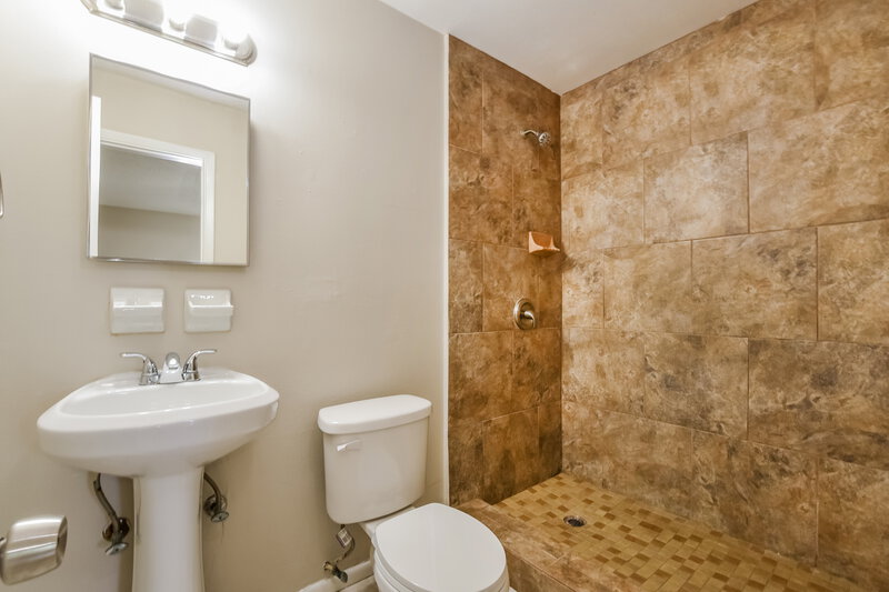 1,870/Mo, 542 Salerno Dr Deltona, FL 32725 Main Bathroom View