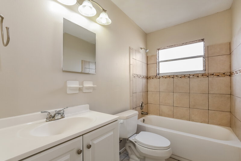 1,870/Mo, 542 Salerno Dr Deltona, FL 32725 Bathroom View