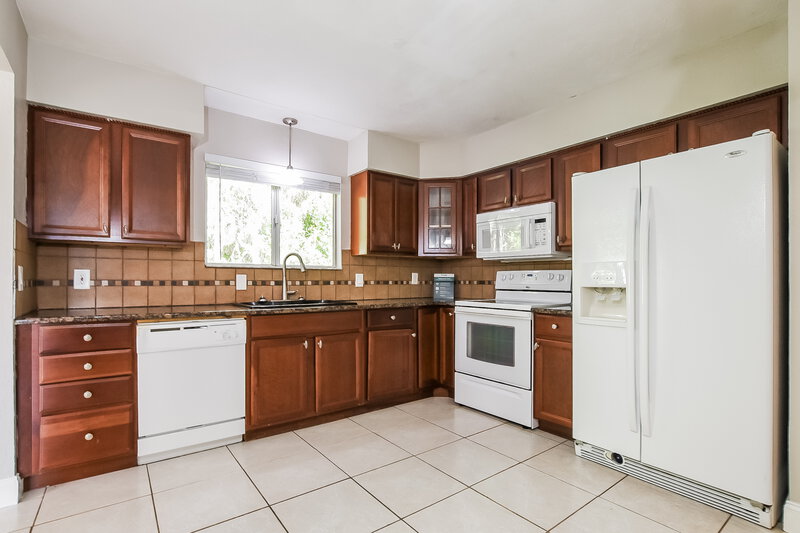 2,500/Mo, 1819 E Glancy Dr Deltona, FL 32725 Kitchen View