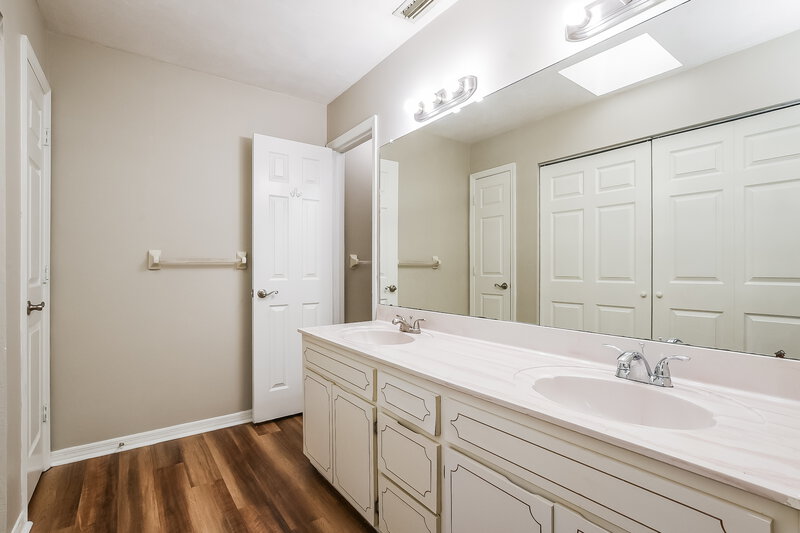2,500/Mo, 1819 E Glancy Dr Deltona, FL 32725 Main Bathroom View