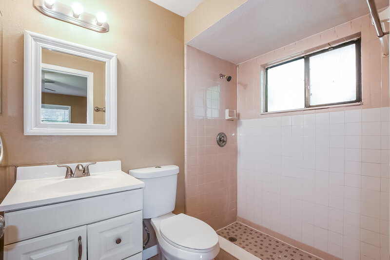 1,810/Mo, 1842 Giles St Deltona, FL 32725 Main Bathroom View