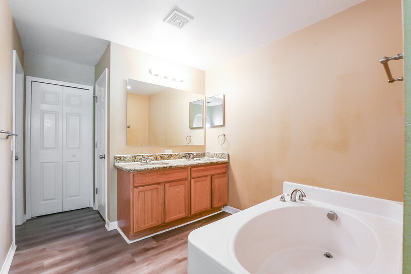 2,395/Mo, 2047 Galahad Dr Deltona, FL 32738 Main Bathroom View