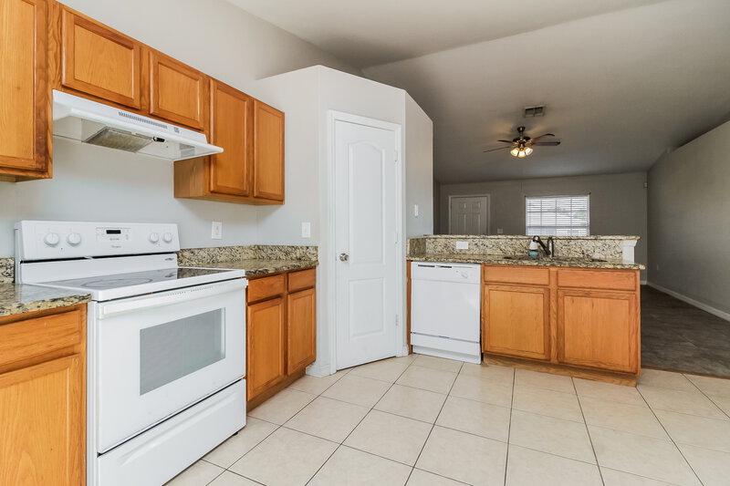 1,685/Mo, 2917 Monarch Ave Deltona, FL 32738 Kitchen View 3
