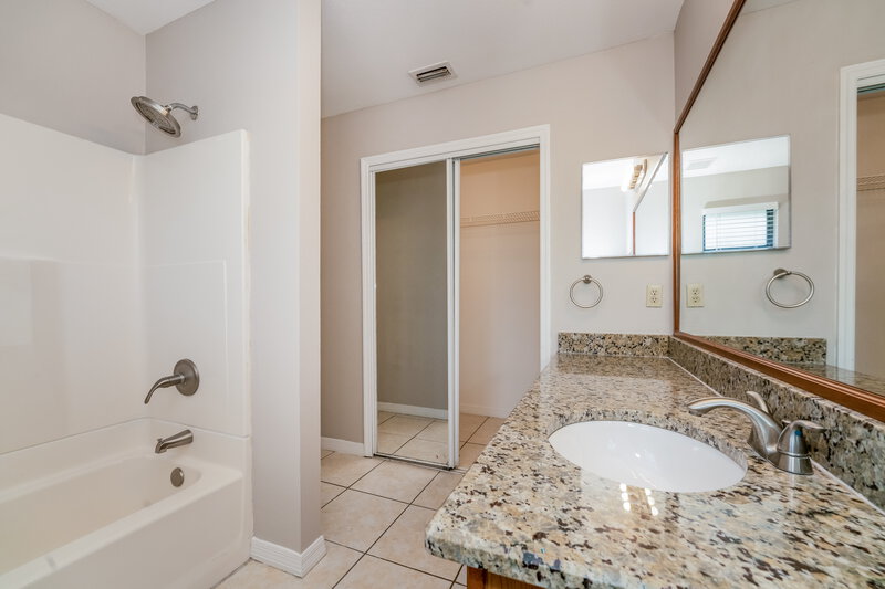 1,825/Mo, 1805 Morven Ct Deltona, FL 32738 Main Bathroom View