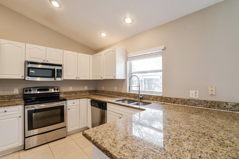 2,000/Mo, 1835 14th St Orange City, FL 32763 Kitchen View 2
