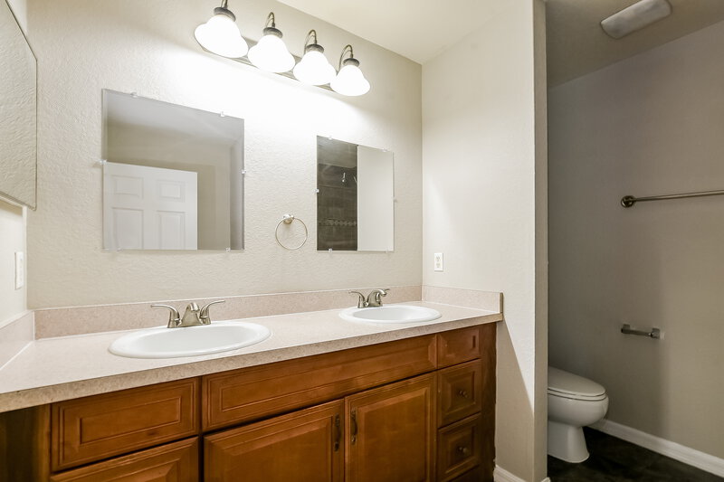 2,140/Mo, 5420 Blue Grass St Orlando, FL 32810 Main Bathroom View