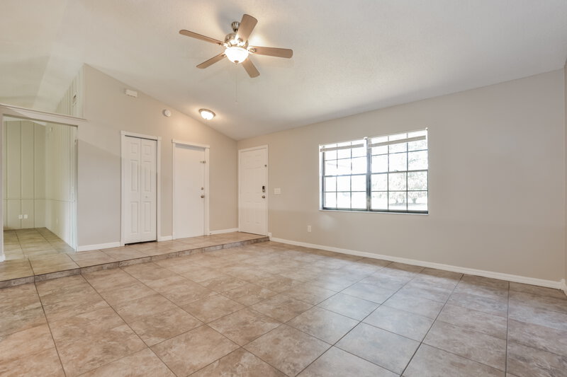 1,905/Mo, 501 Salerno Dr Deltona, FL 32725 Family Room View 2