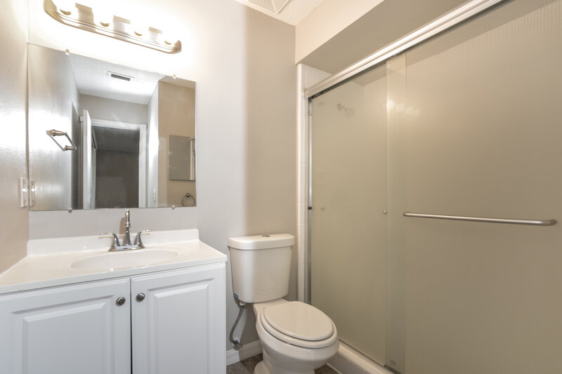 1,905/Mo, 501 Salerno Dr Deltona, FL 32725 Main Bathroom View