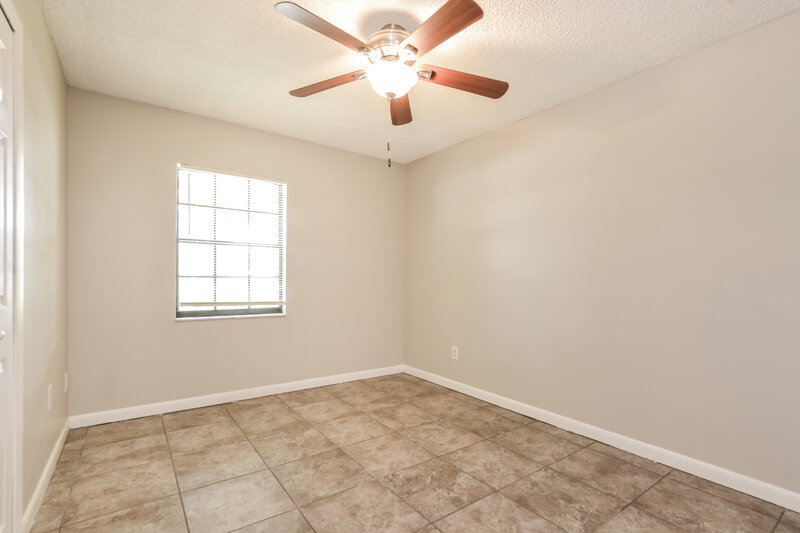 1,905/Mo, 501 Salerno Dr Deltona, FL 32725 Living Room View 3