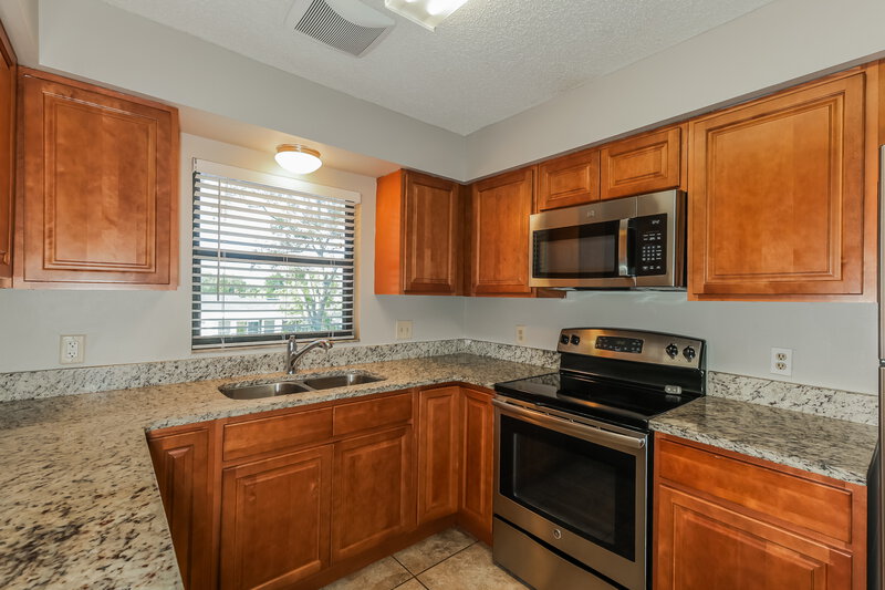 1,675/Mo, 1424 Covington Ct Lake Wales, FL 33853 Kitchen View 2