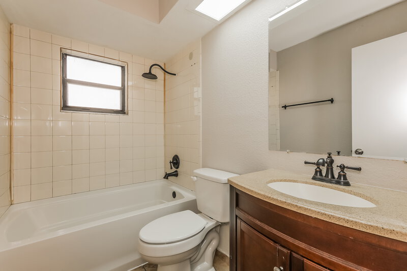 1,675/Mo, 1424 Covington Ct Lake Wales, FL 33853 Bathroom View
