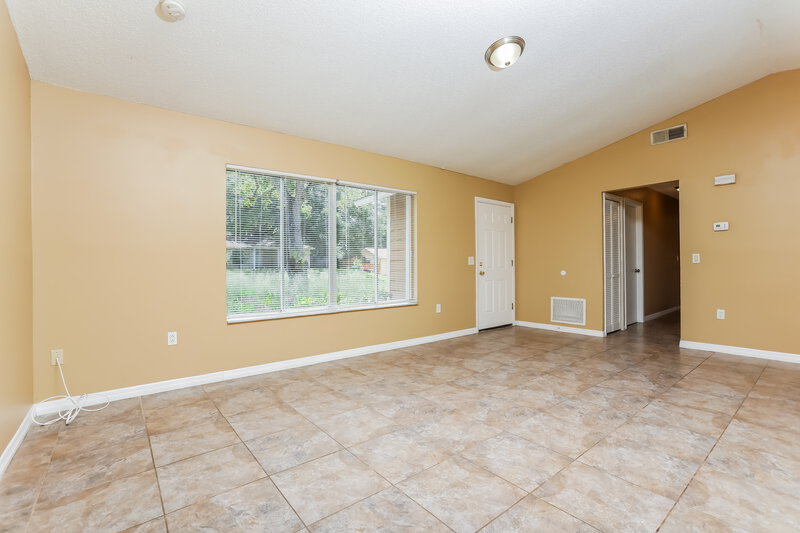 2,120/Mo, 5343 Broken Pine Circle Orlando, FL 32818 Living Room View