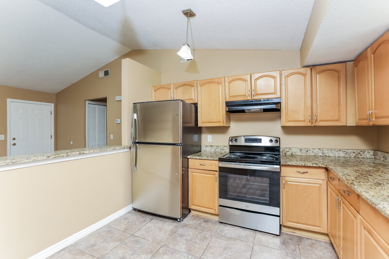 2,120/Mo, 5343 Broken Pine Circle Orlando, FL 32818 Kitchen View 2